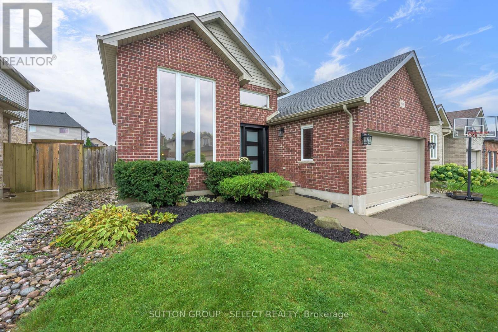 1801 SEYMOUR CRESCENT - 2