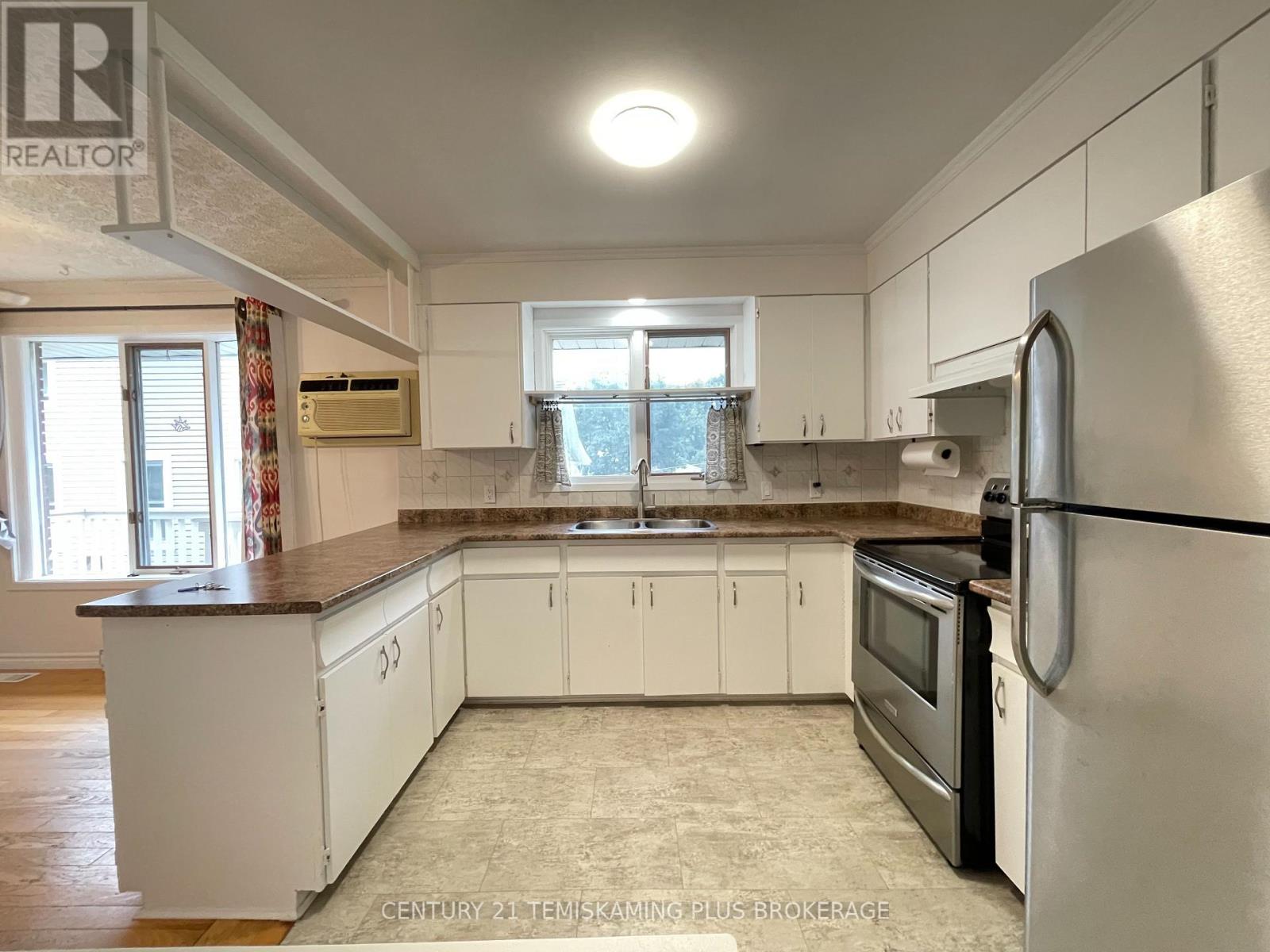 66 WELLINGTON STREET - 10
