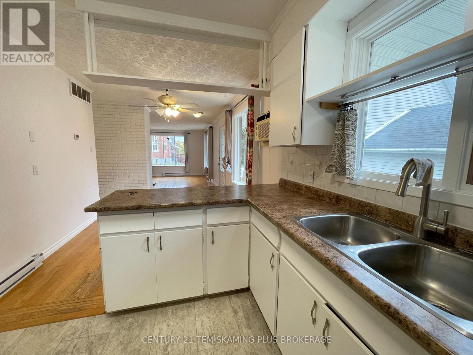 66 WELLINGTON STREET - Image 11