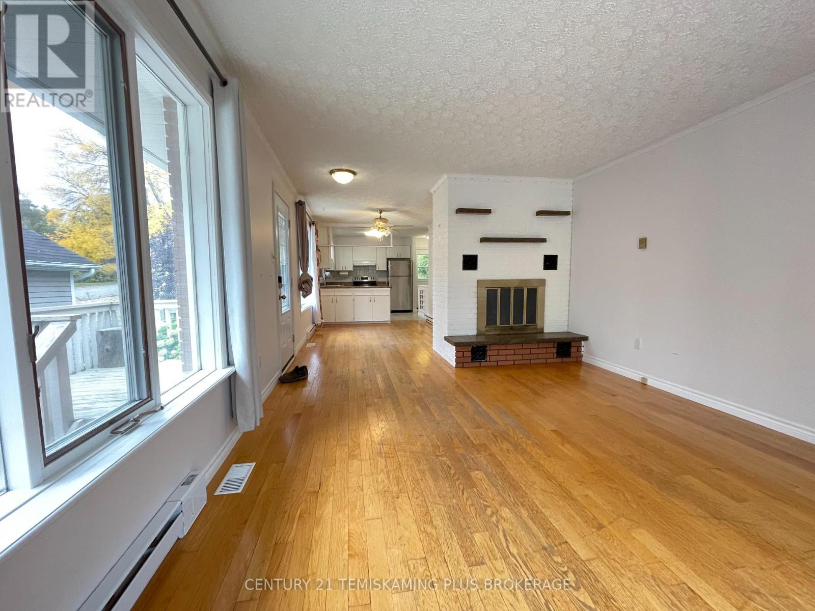 66 WELLINGTON STREET - 13