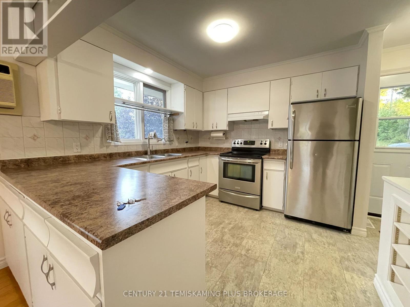 66 WELLINGTON STREET - 9