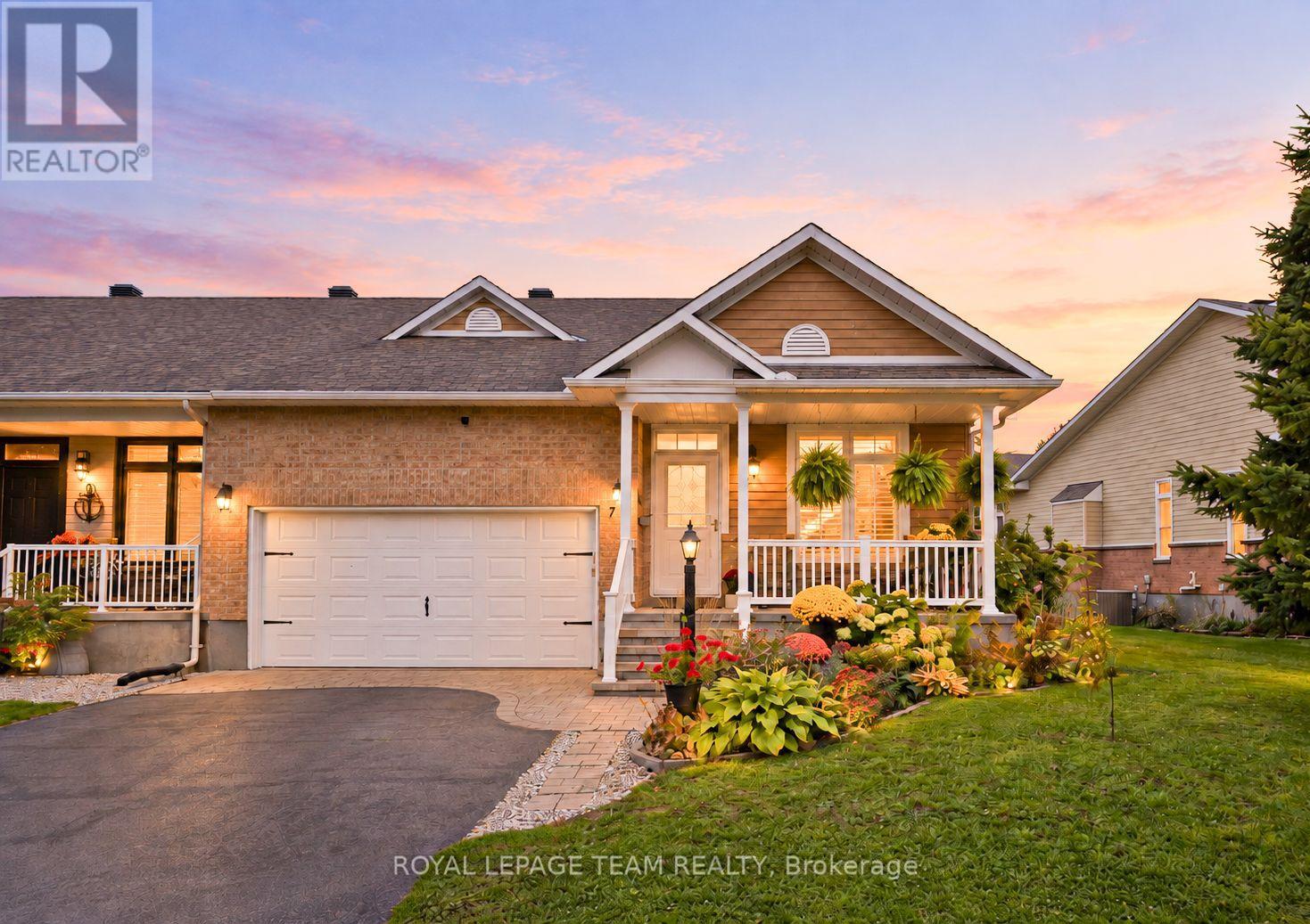 70 Sable Run. 2+2 bed, 3 full bath (virtual sunset
