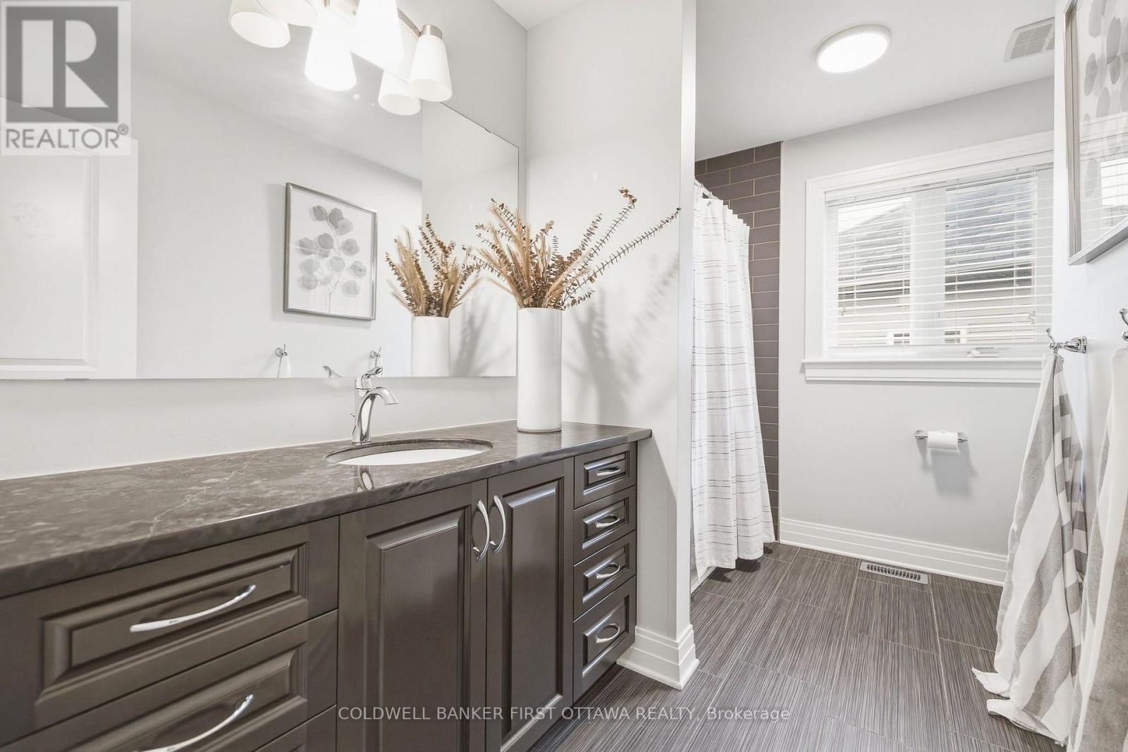 529 ADAMSON CRESCENT - 28