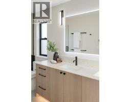 2 2100 Allenby St, Oak Bay, BC V8R3C3 Photo 37