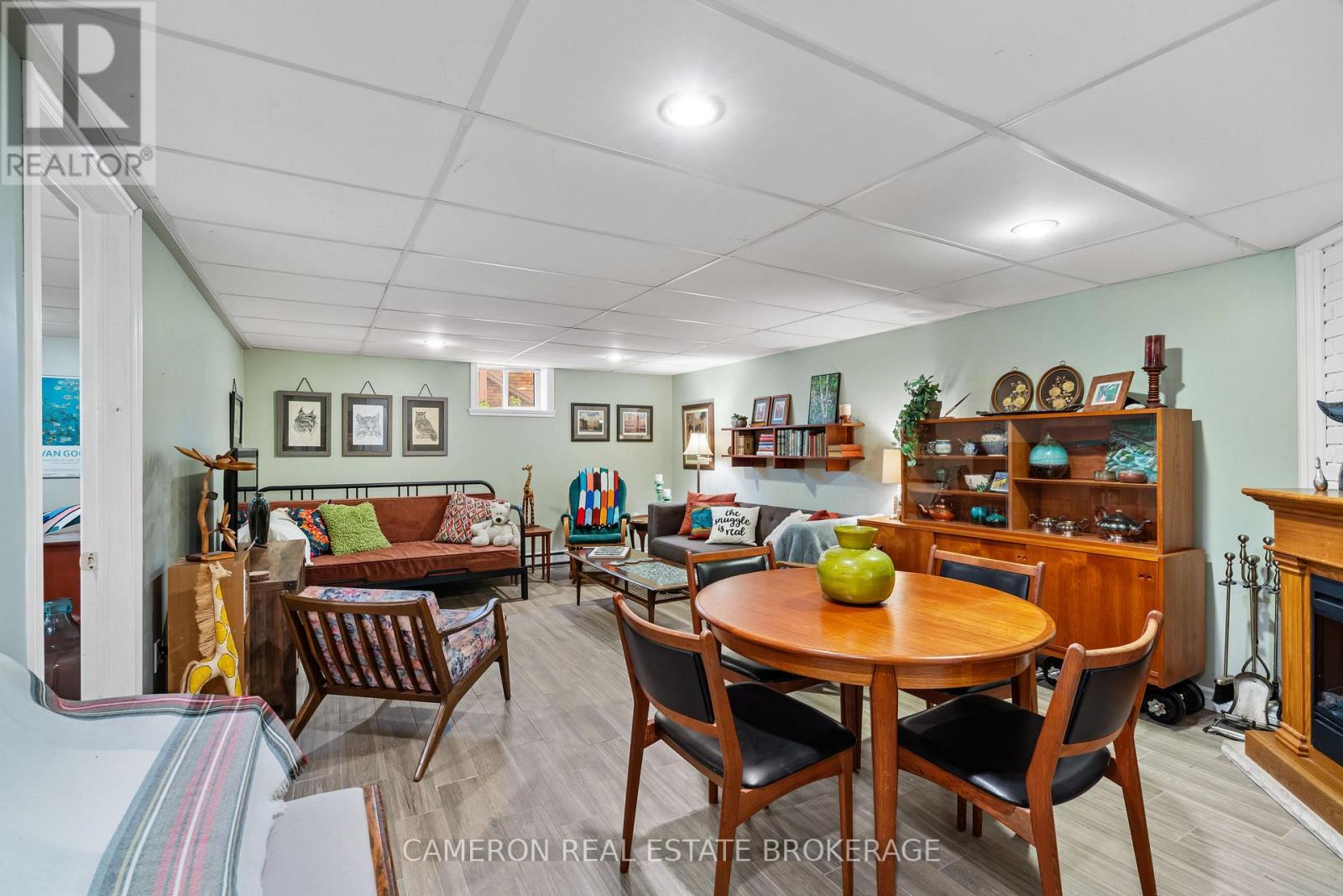 16 KENT CRESCENT - 21