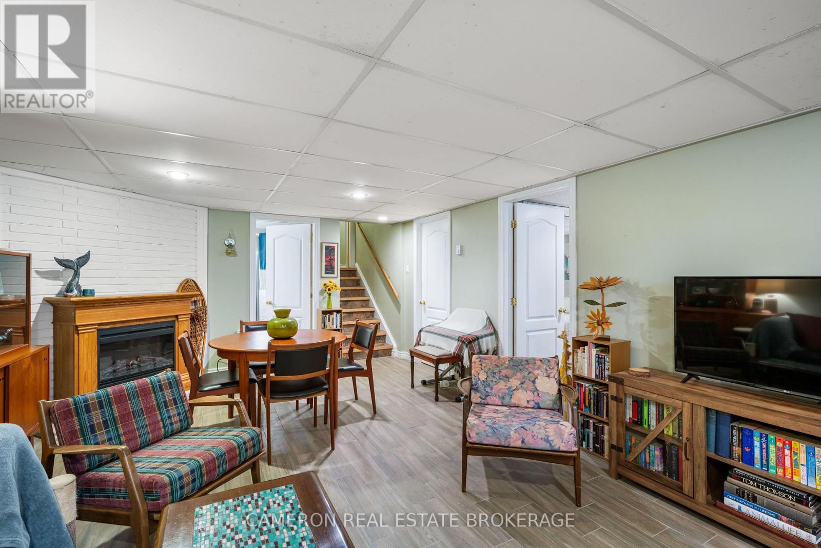16 KENT CRESCENT - 22