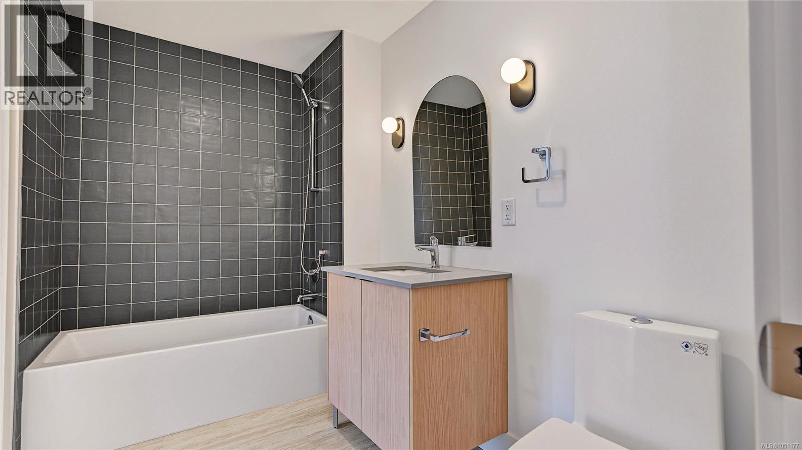 #4 1721 Adanac St - Image 8