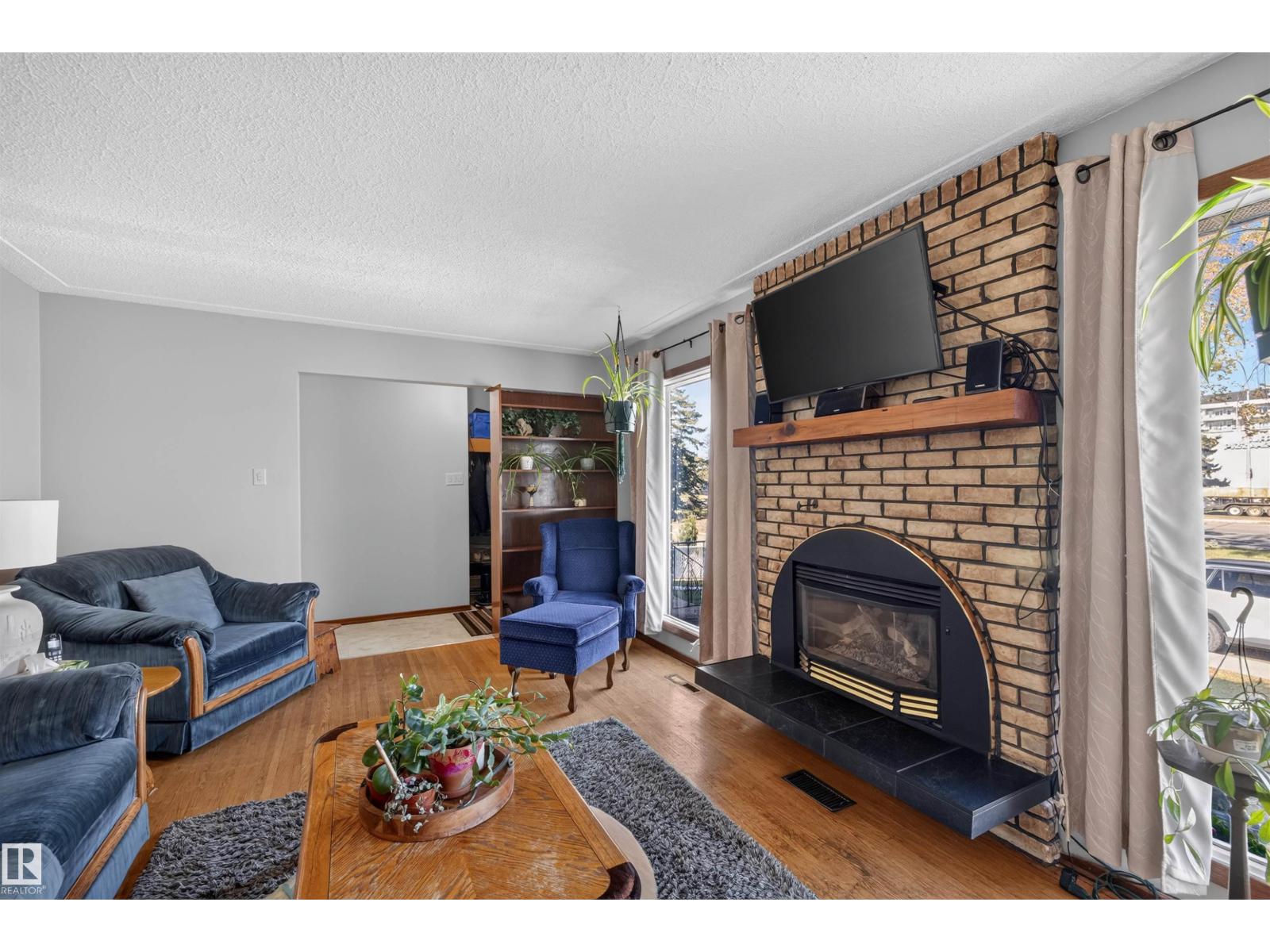 11119 137 Avenue NW, Rosslyn — photo 4 of 30: Property photo
