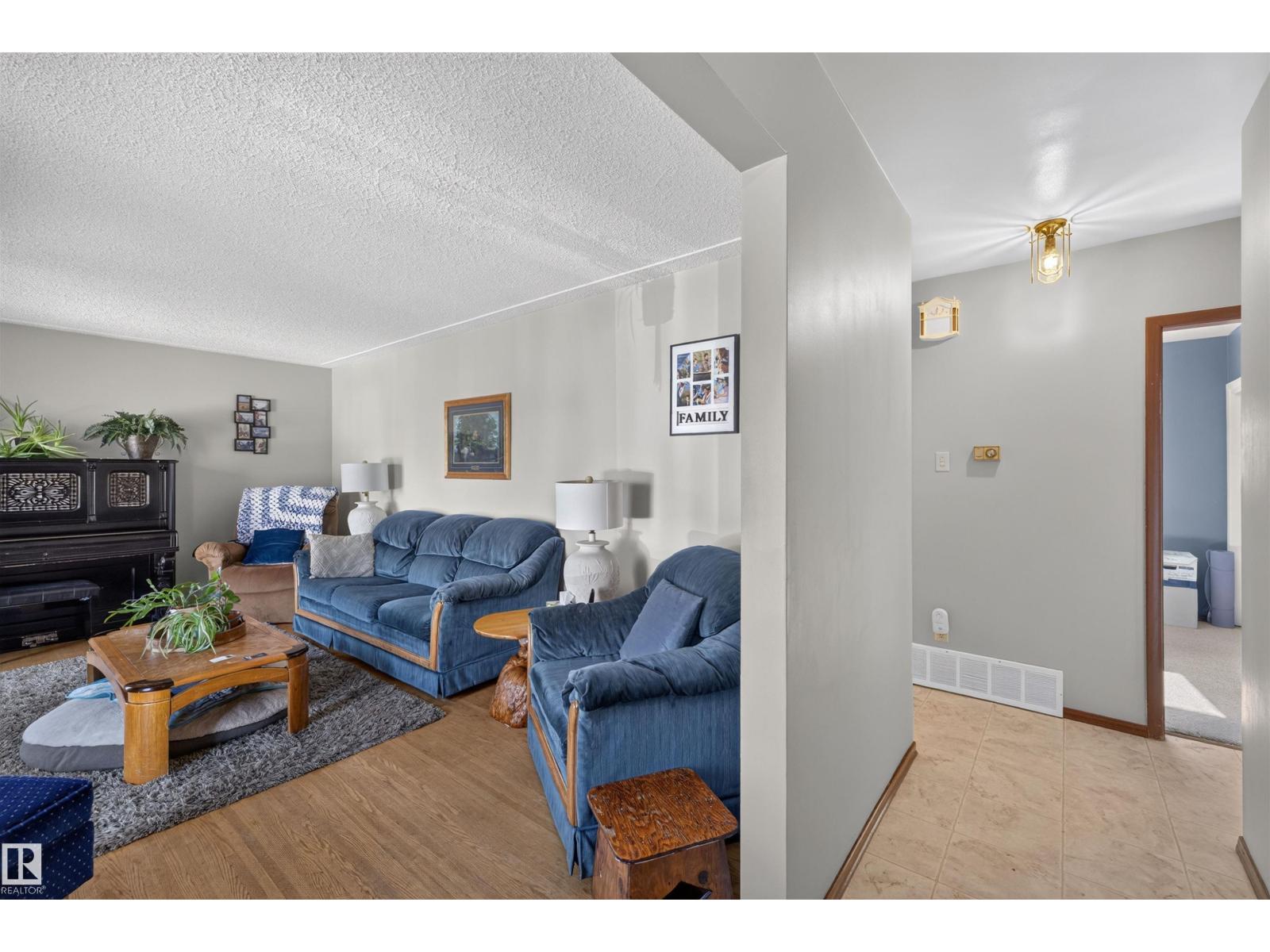 11119 137 Avenue NW, Rosslyn — photo 6 of 30: Property photo