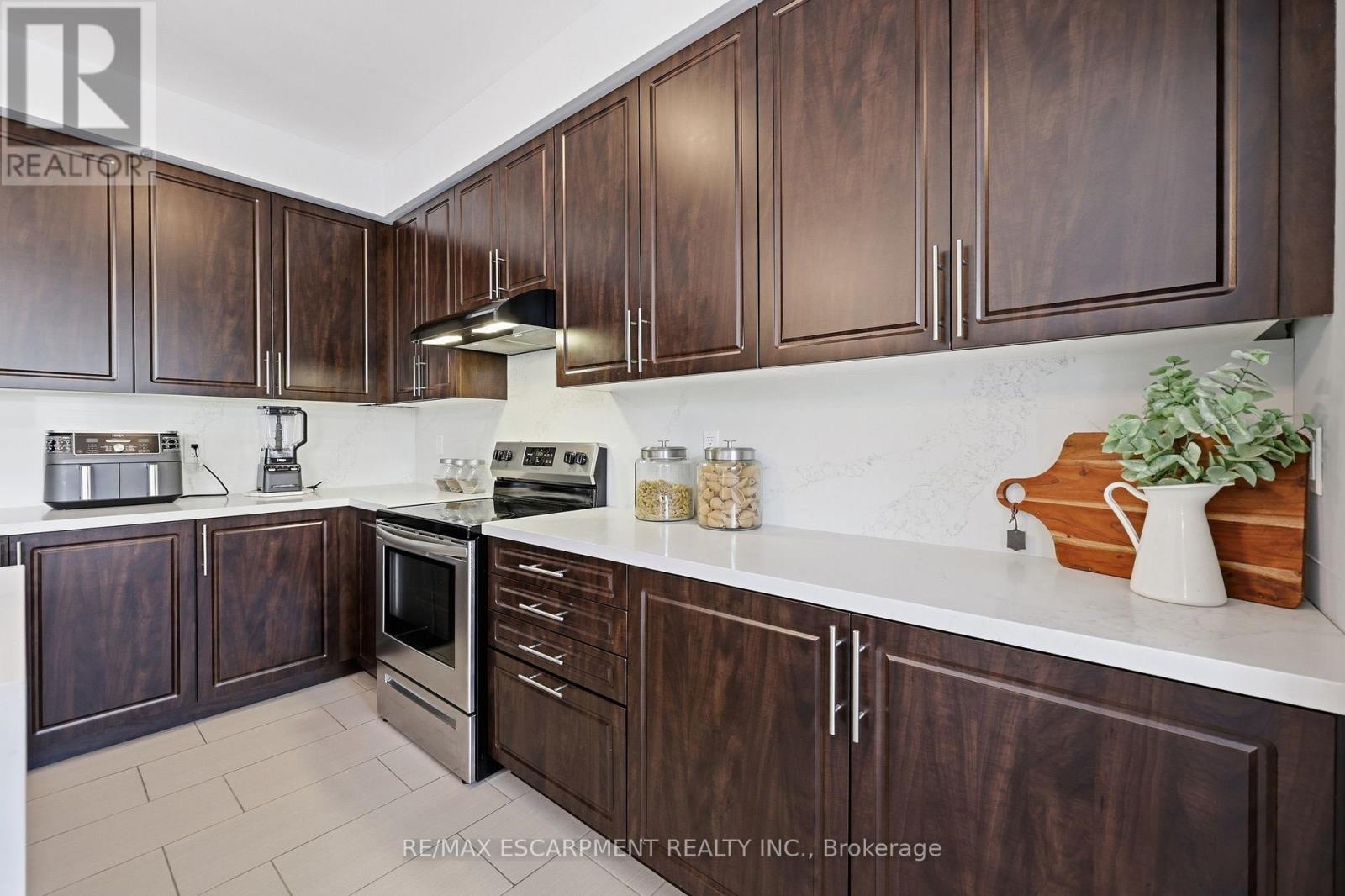 47 LARRY CRESCENT - 10