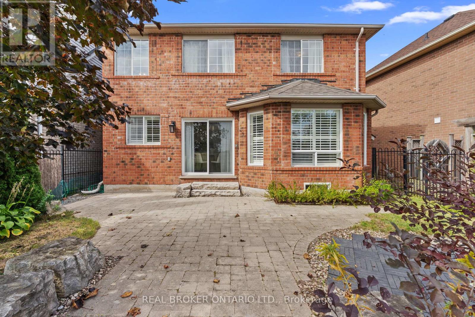 2349 FALKLAND CRESCENT - Image 39