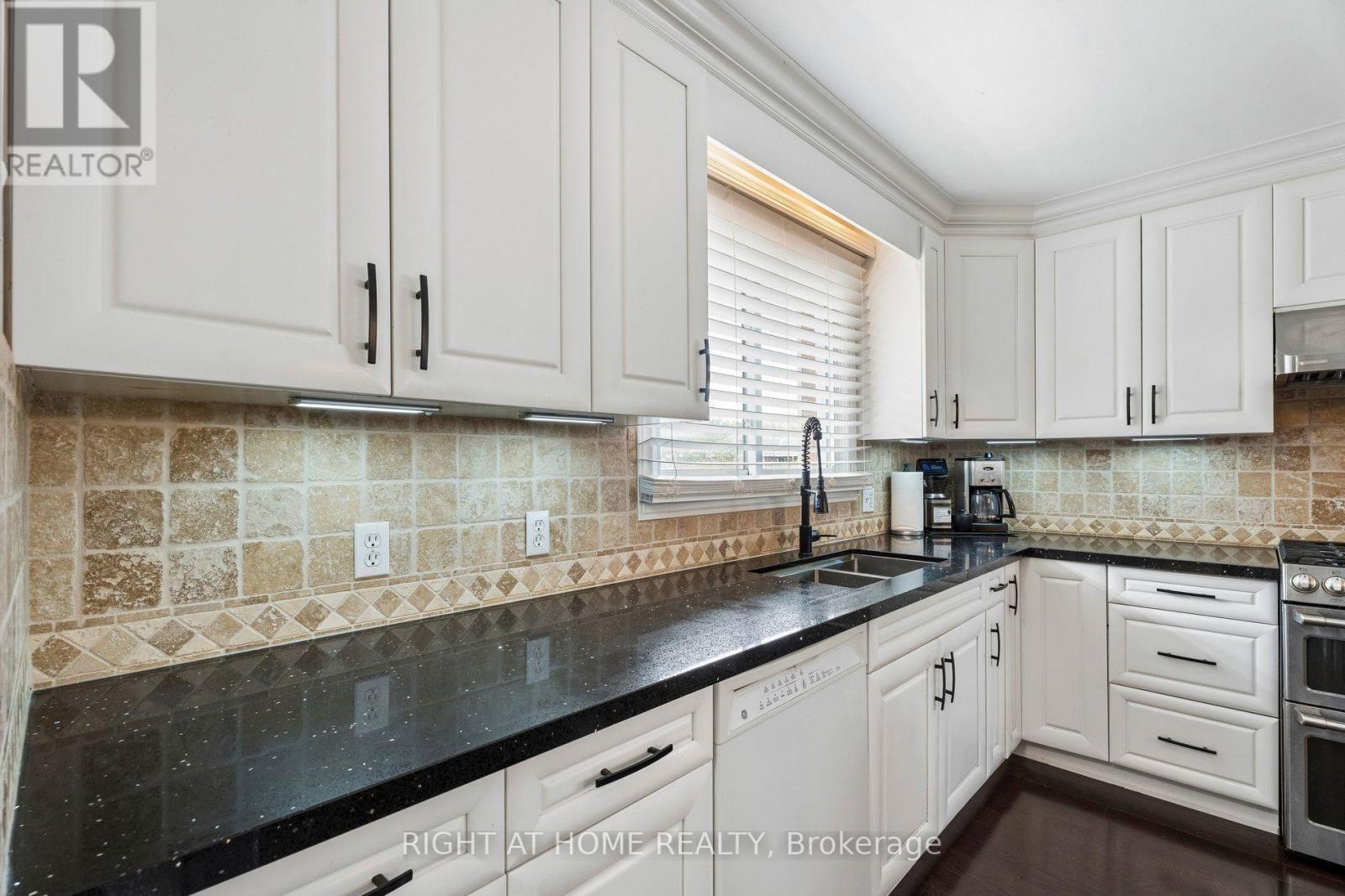 25 Swallow Crescent, Hamilton, ON photo 5
