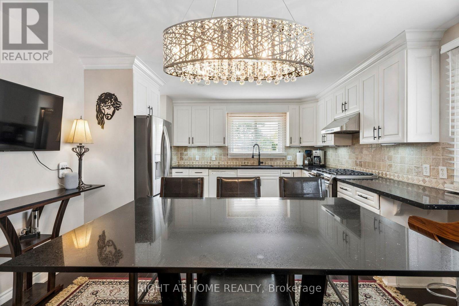25 Swallow Crescent, Hamilton, ON photo 9