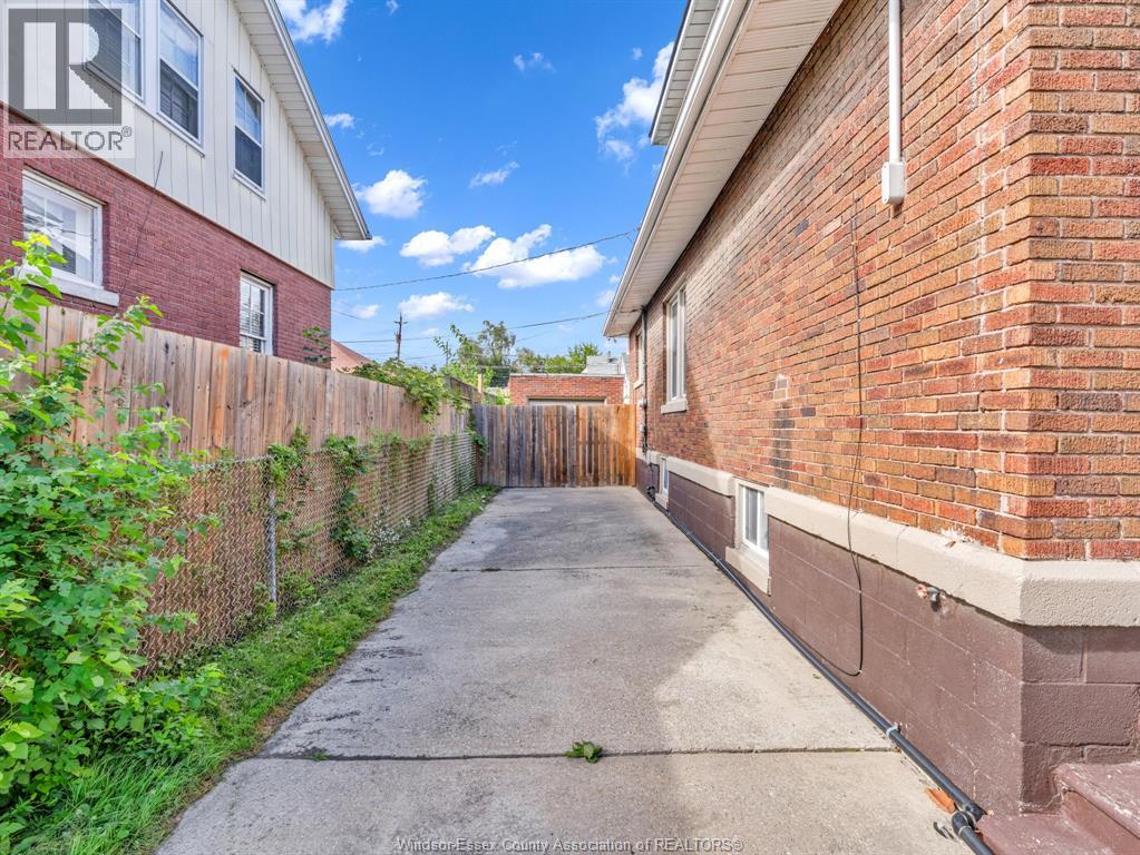 172 GILES BOULEVARD - 5
