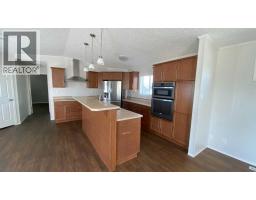 4pc Bathroom - 14 Meadows Way, Taber, AB T1G0G7 Photo 8