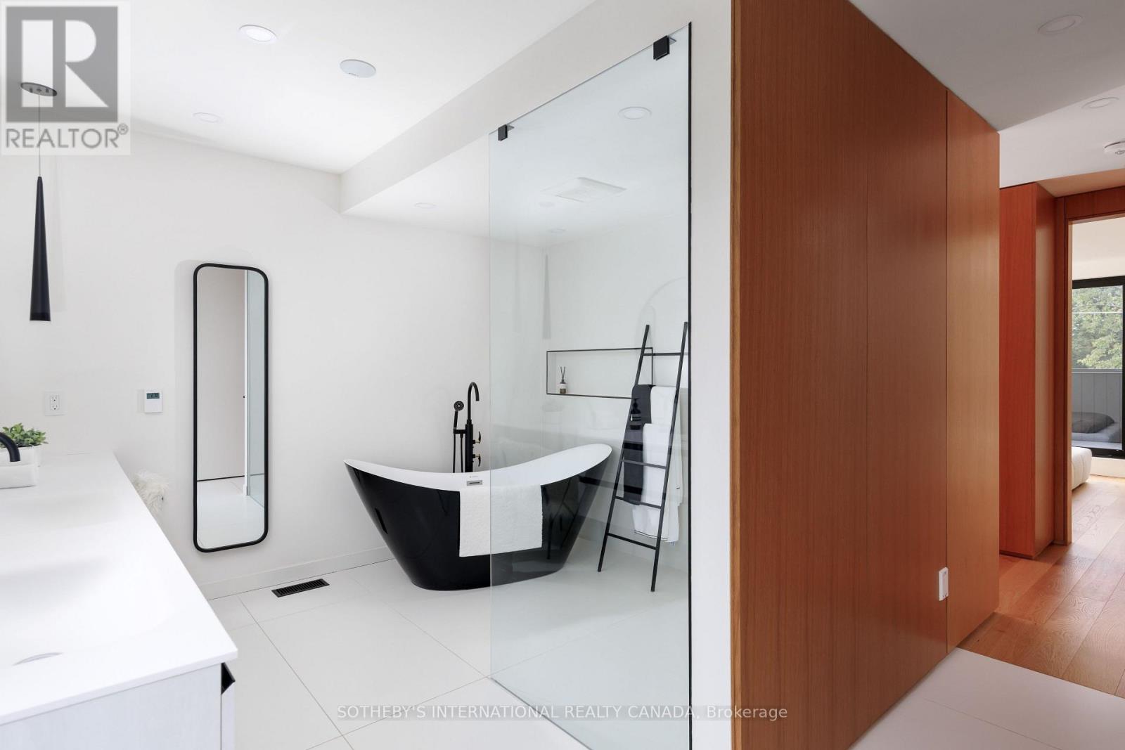 34 HASTINGS AVENUE - Image 32