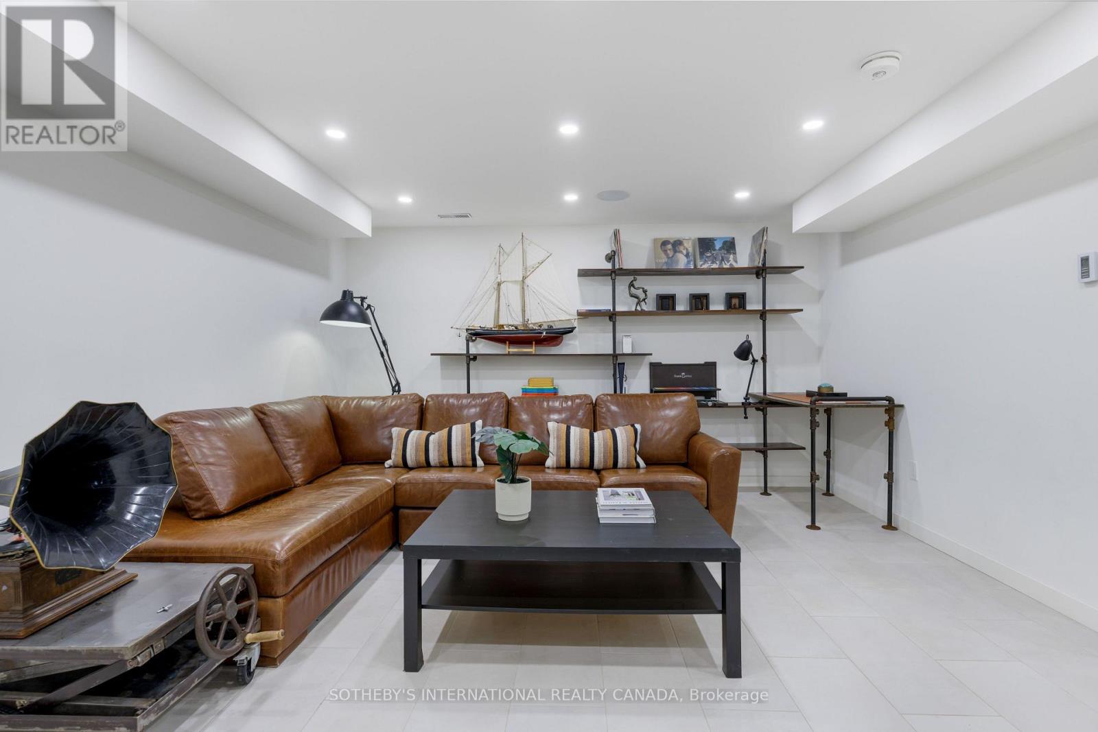 34 HASTINGS AVENUE - Image 35