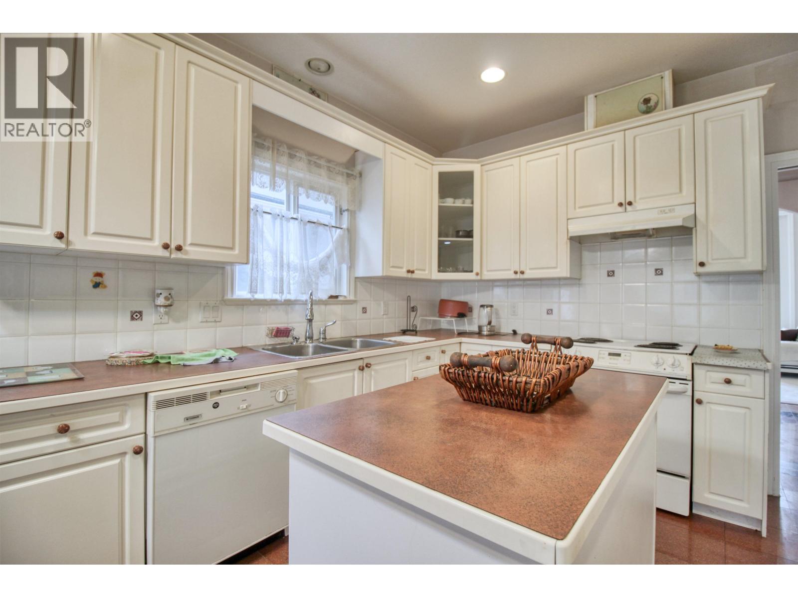 6031 RUMBLE, Burnaby - Image 1