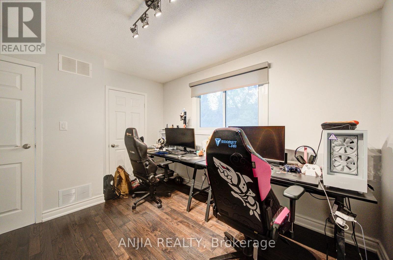 58 SUMMERFELDT CRESCENT - 25