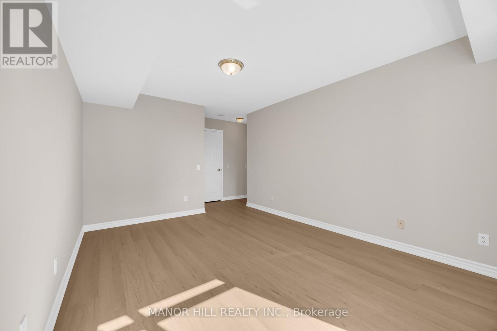 #402 35 KINGSBRIDGE GARDEN CIRCLE - Image 21