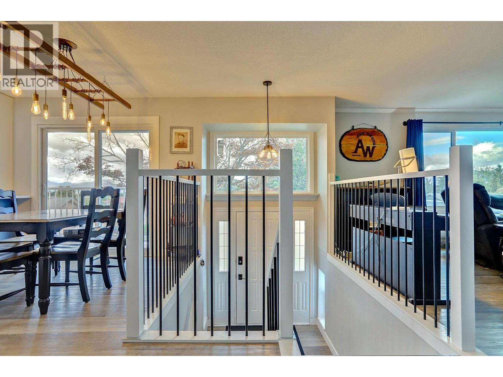 5723 Richards Crescent - 3