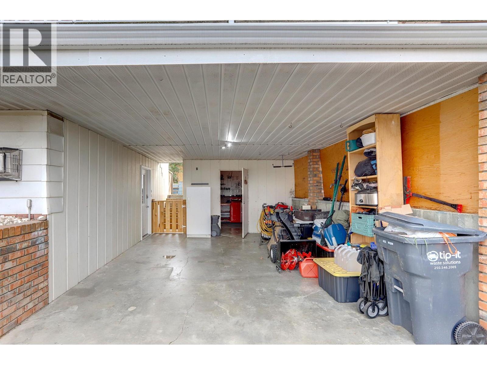 5723 Richards Crescent - 57