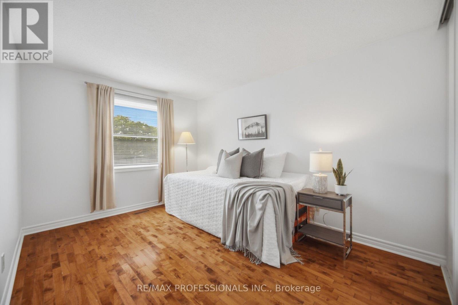 6081 FULLERTON CRESCENT - 29
