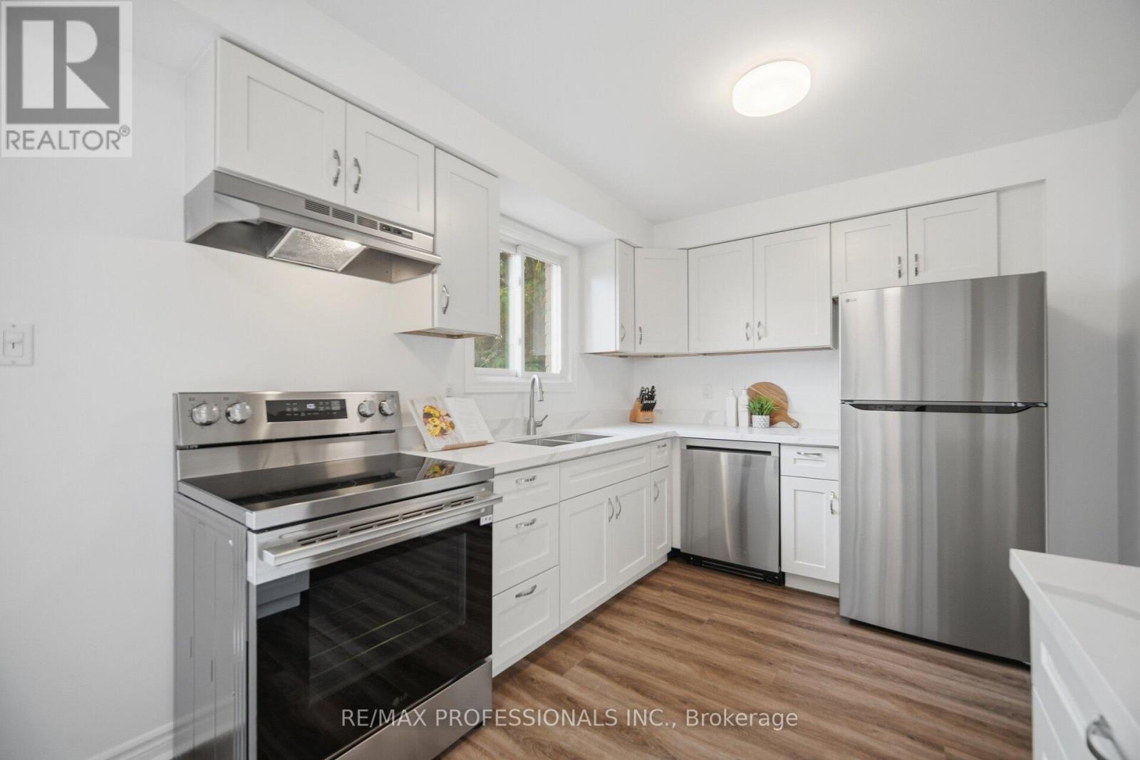 6081 FULLERTON CRESCENT - 16