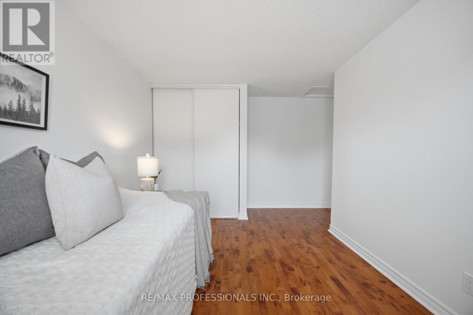 6081 FULLERTON CRESCENT - 30