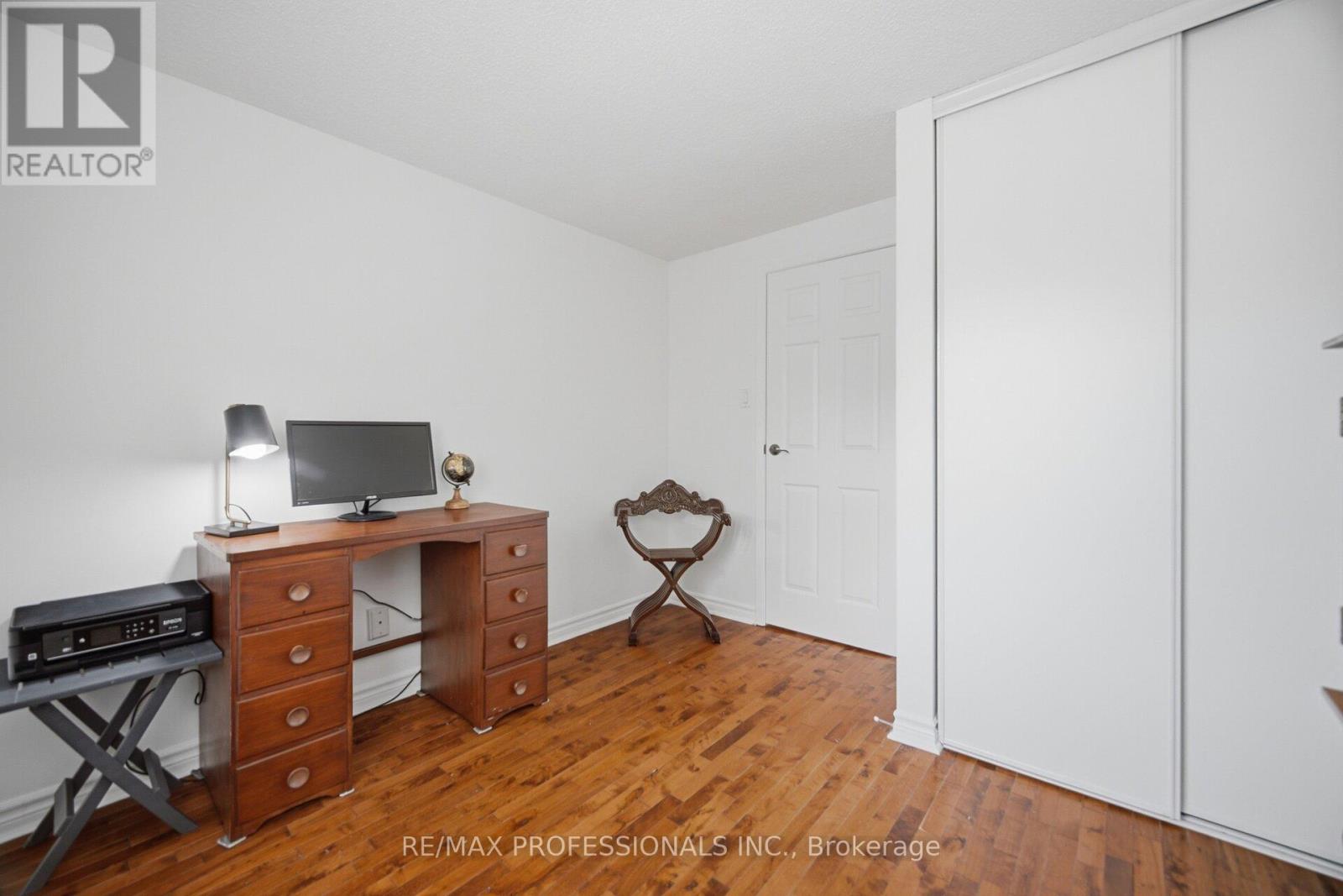 6081 FULLERTON CRESCENT - 33