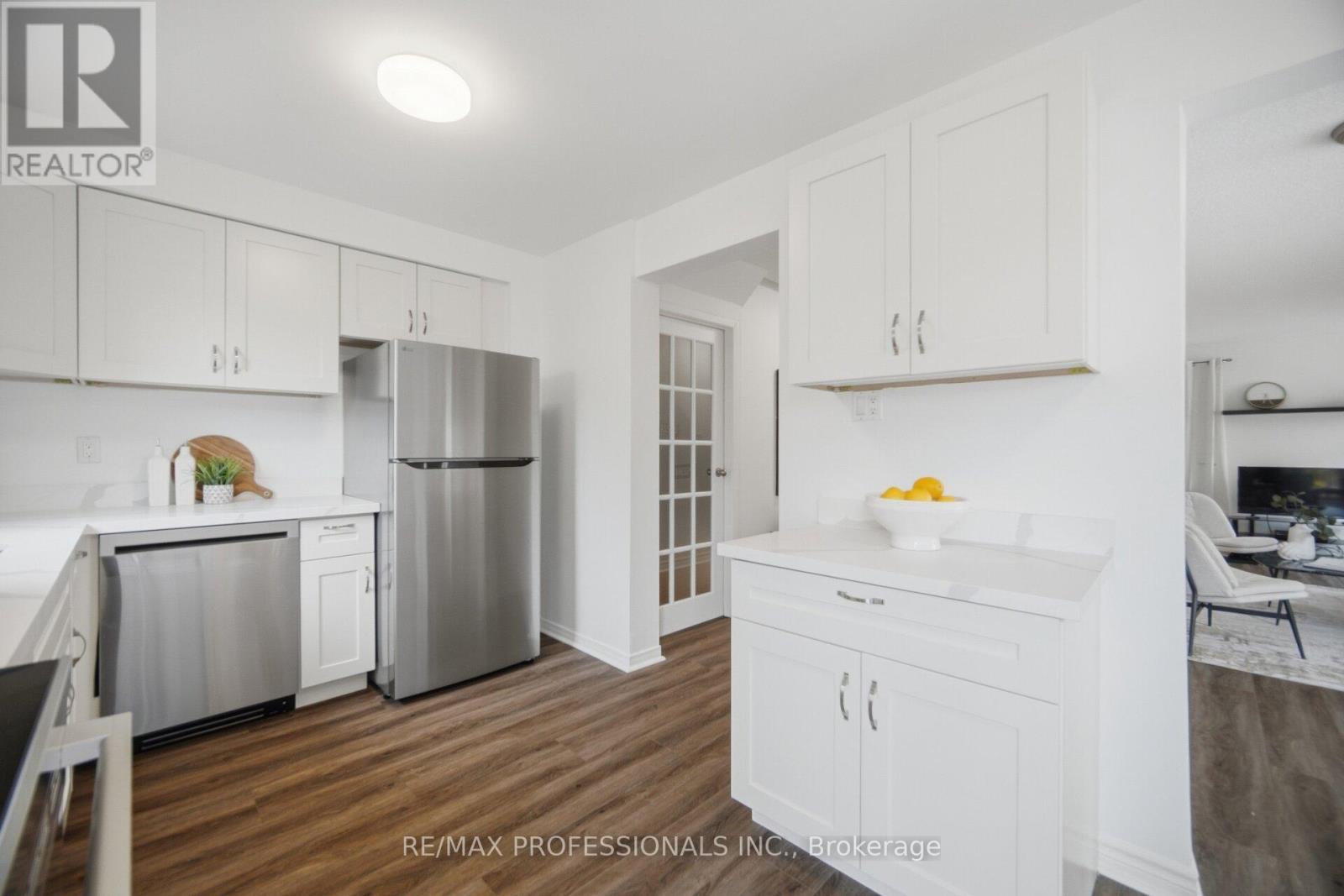 6081 FULLERTON CRESCENT - 19