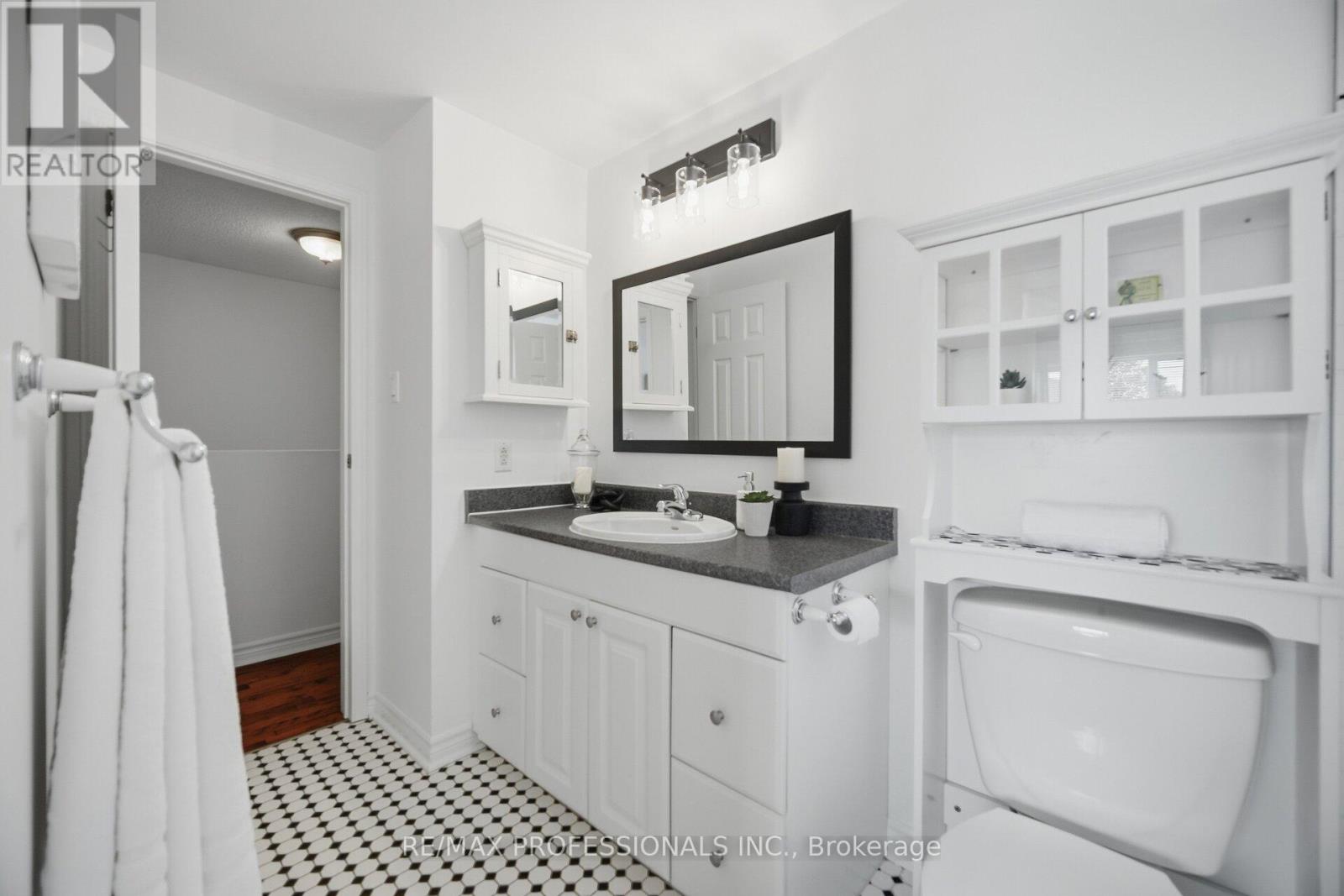 6081 FULLERTON CRESCENT - 27