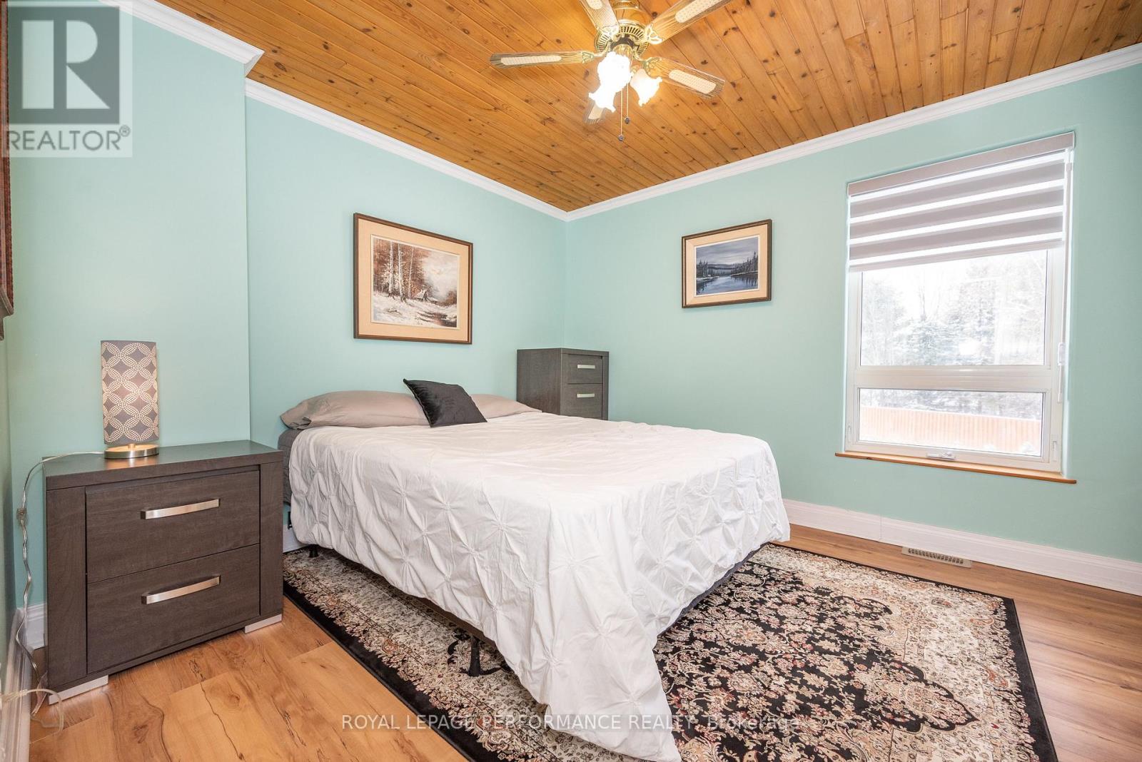 1371 VICTORIA STREET - 40