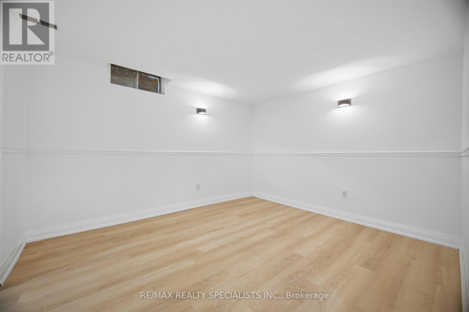 565 HAYWARD CRESCENT - 43
