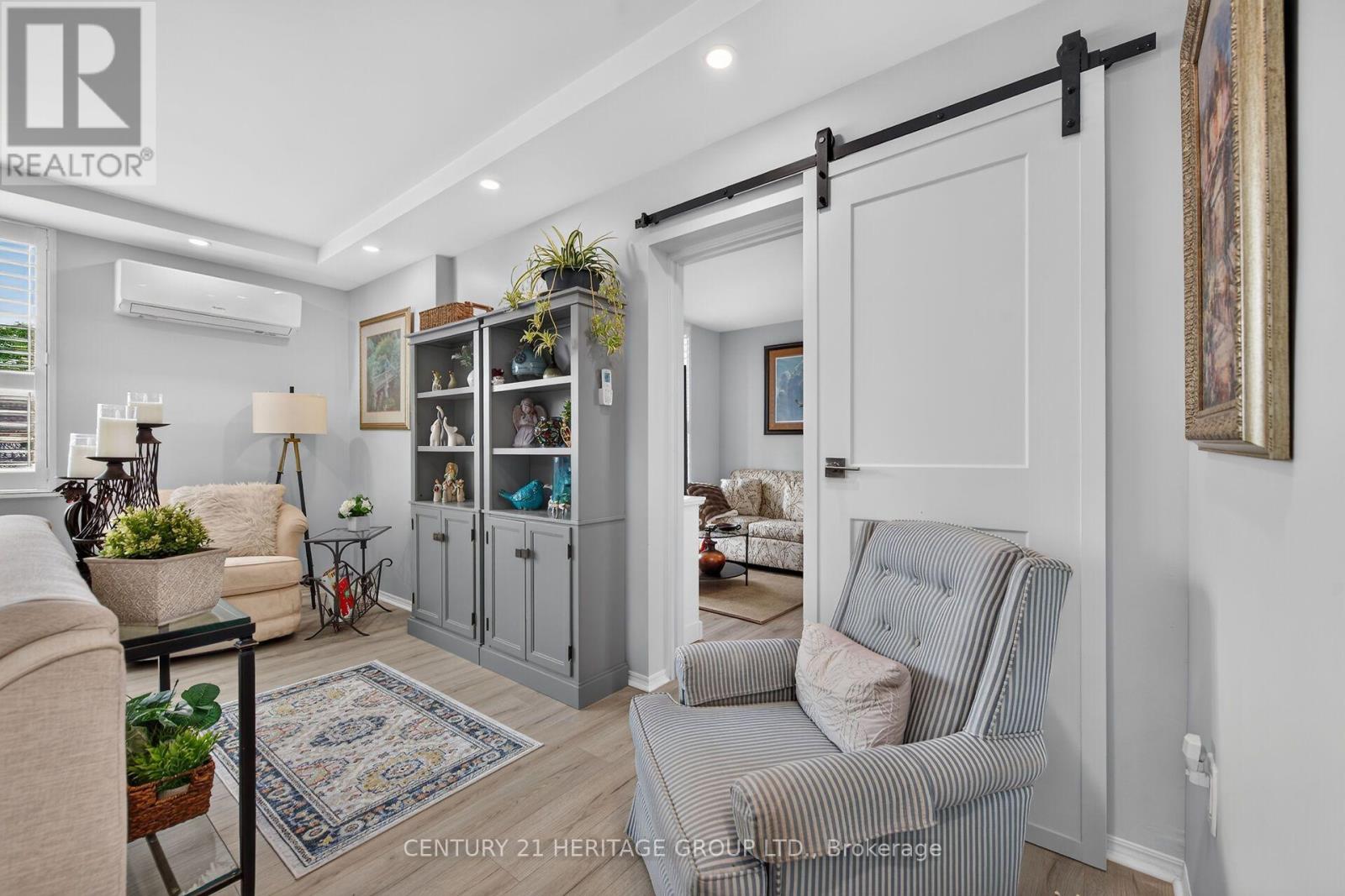 #101 28 ROBINSON STREET N - 27