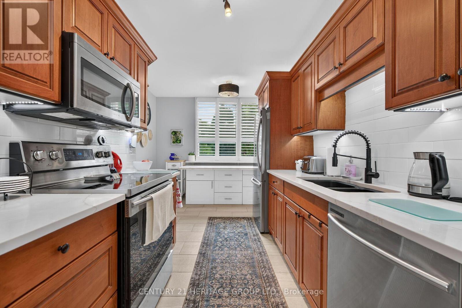 #101 28 ROBINSON STREET N - 28