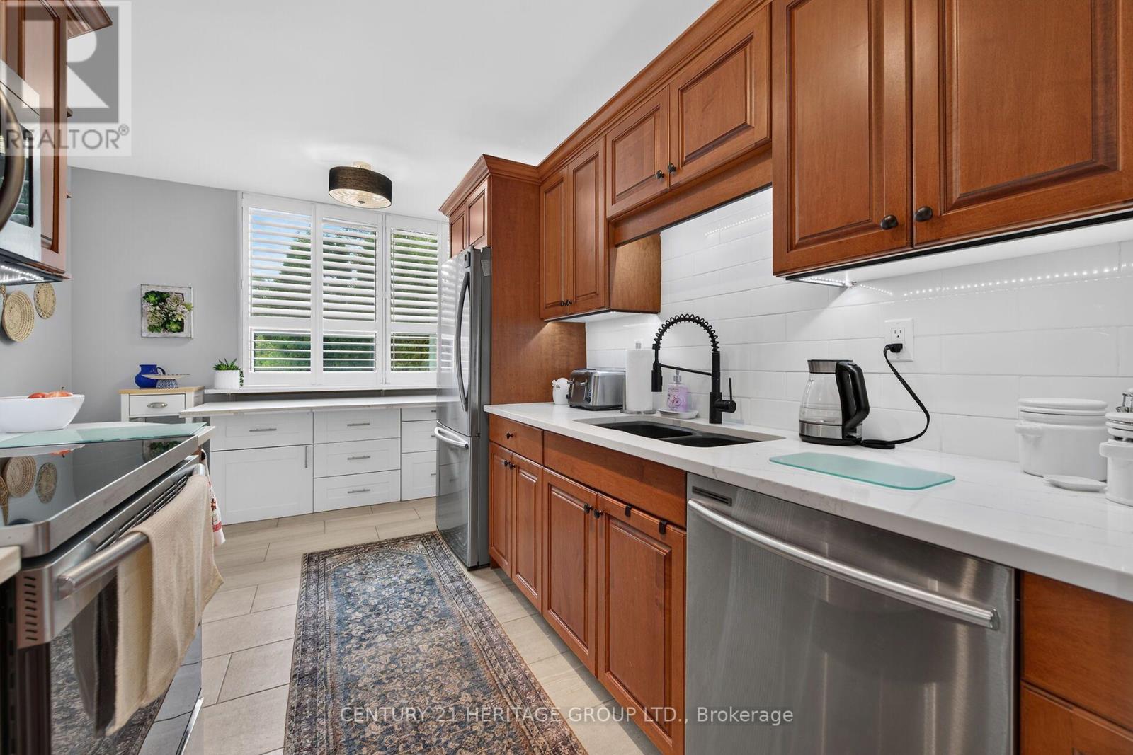 #101 28 ROBINSON STREET N - 29