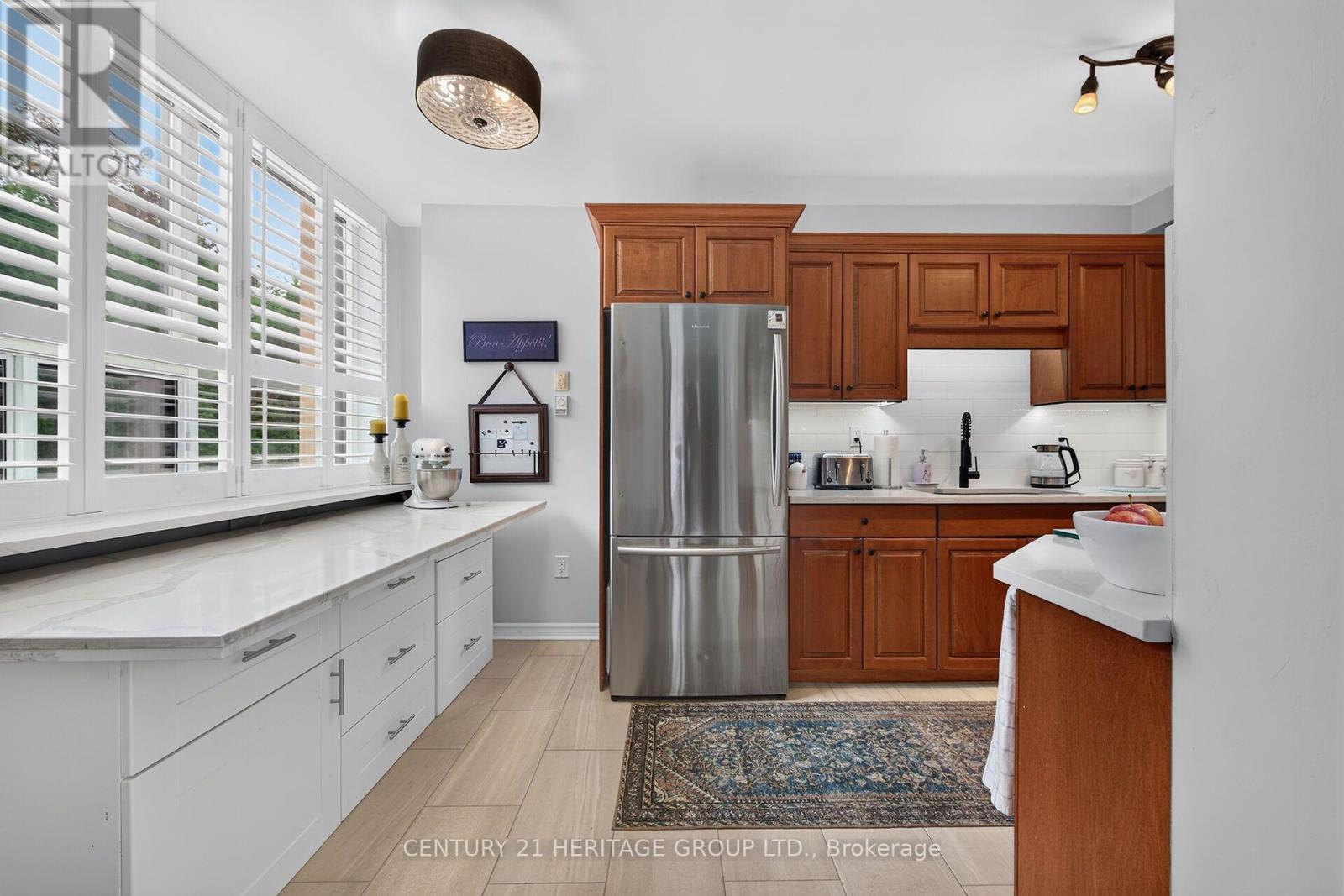 #101 28 ROBINSON STREET N - 32