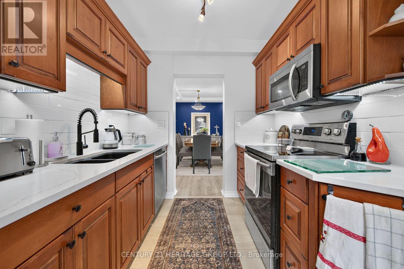 #101 28 ROBINSON STREET N - 34