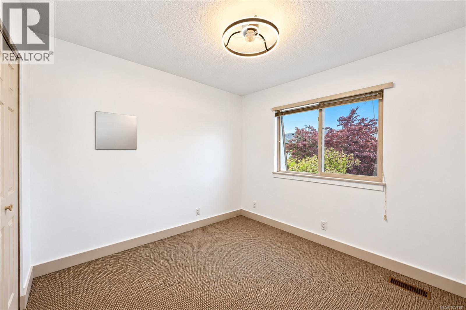 #43 4061 Larchwood Dr - 13
