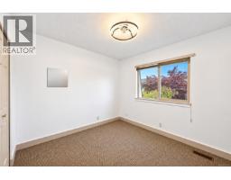 Living room - 43 4061 Larchwood Dr, Saanich, BC V8N4P1 Photo 13