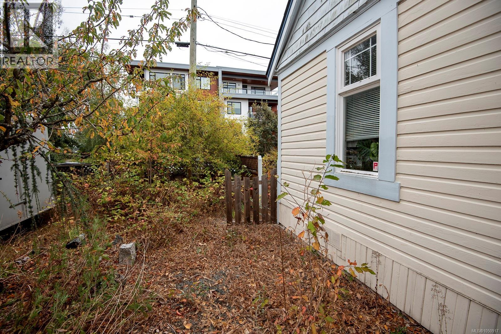 3814 Rowland Ave - 33