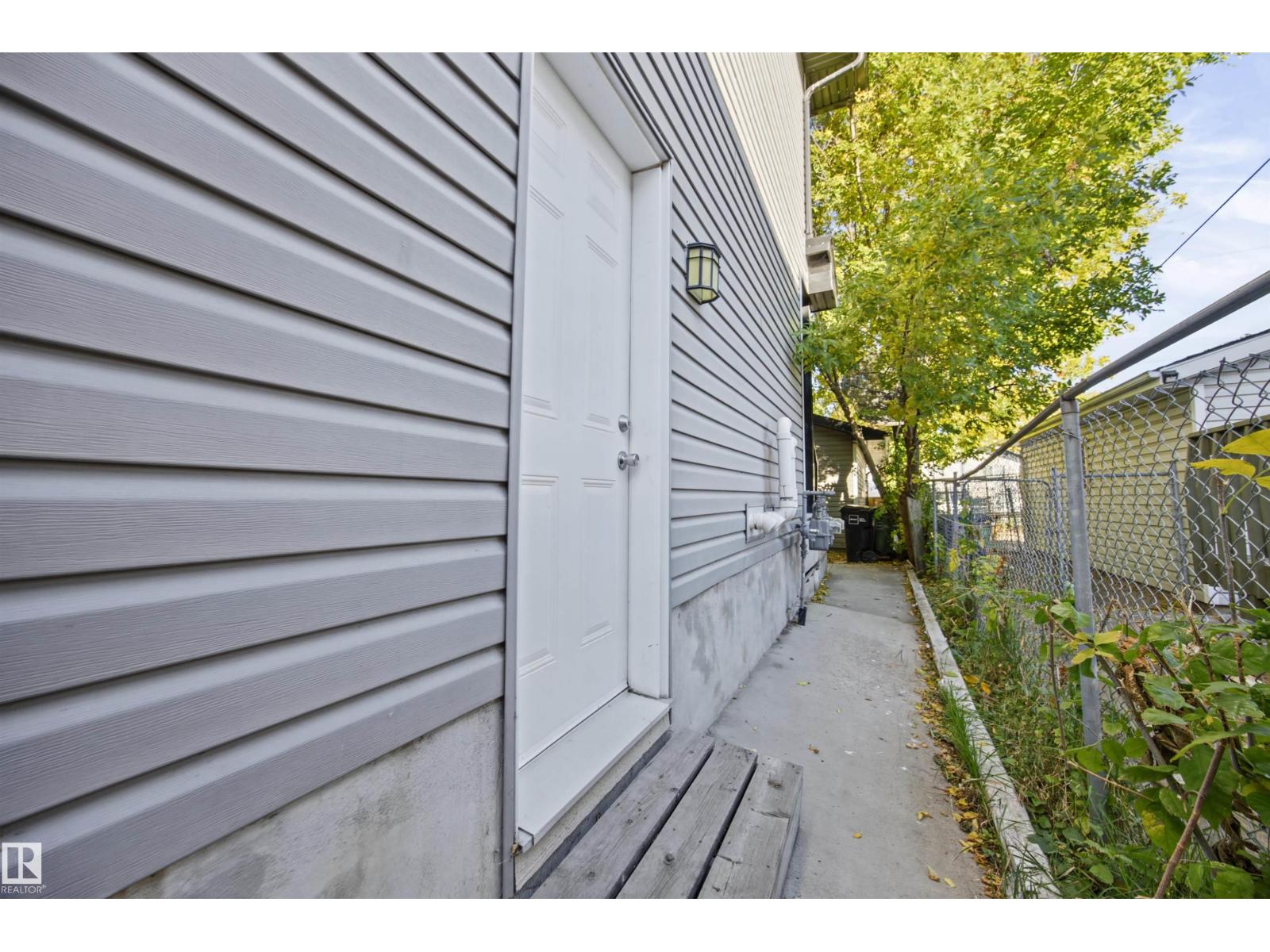 9626 106 AV NW - 43