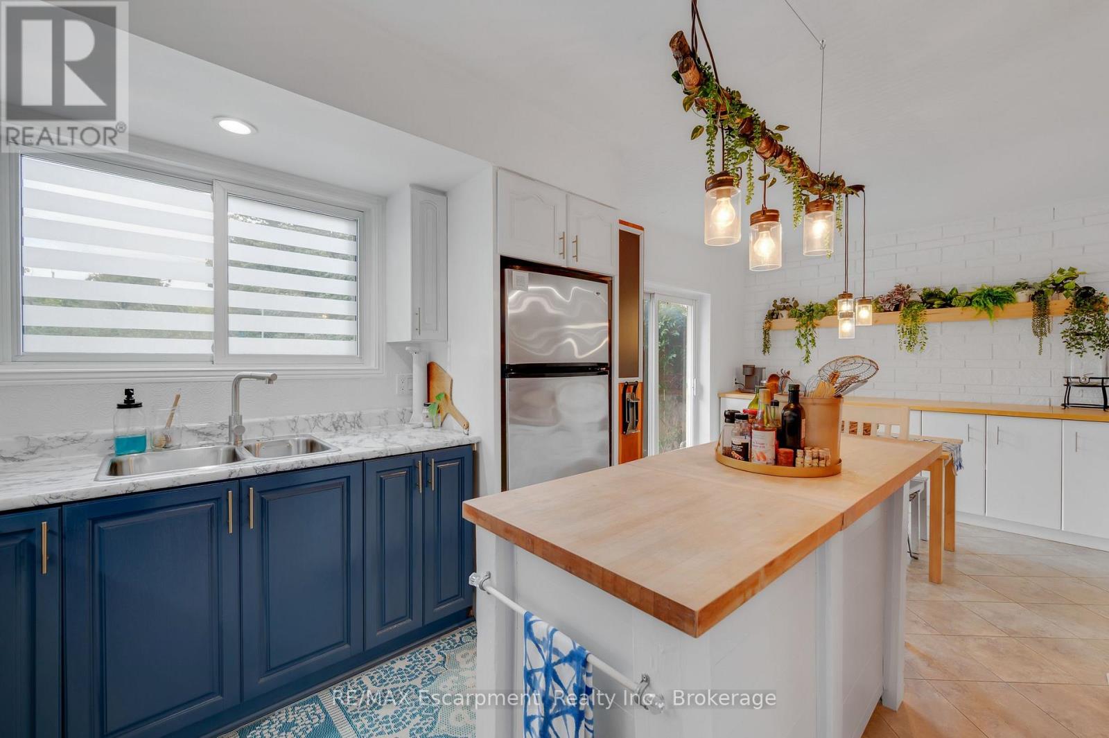 10 GOLDFINCH ROAD - 10