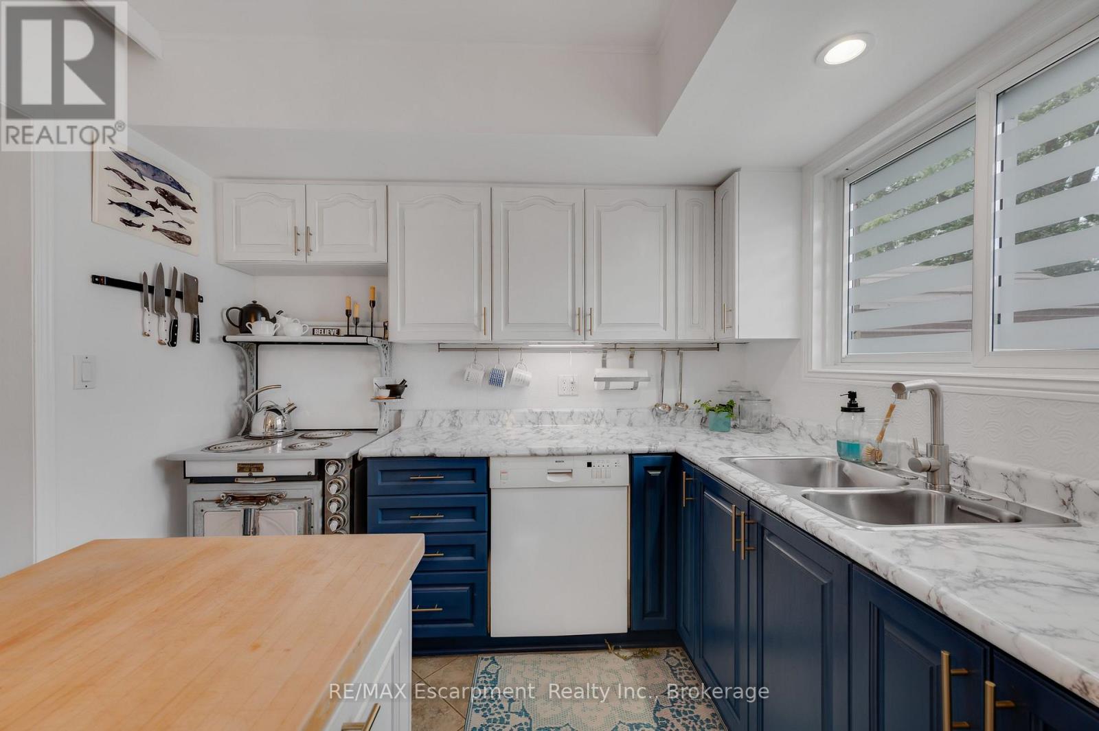 10 GOLDFINCH ROAD - 11