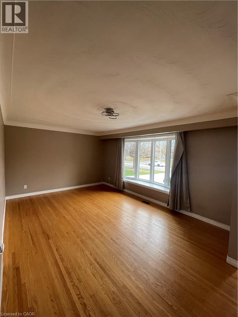 23 WOODSVIEW Avenue, Grimsby — photo 3