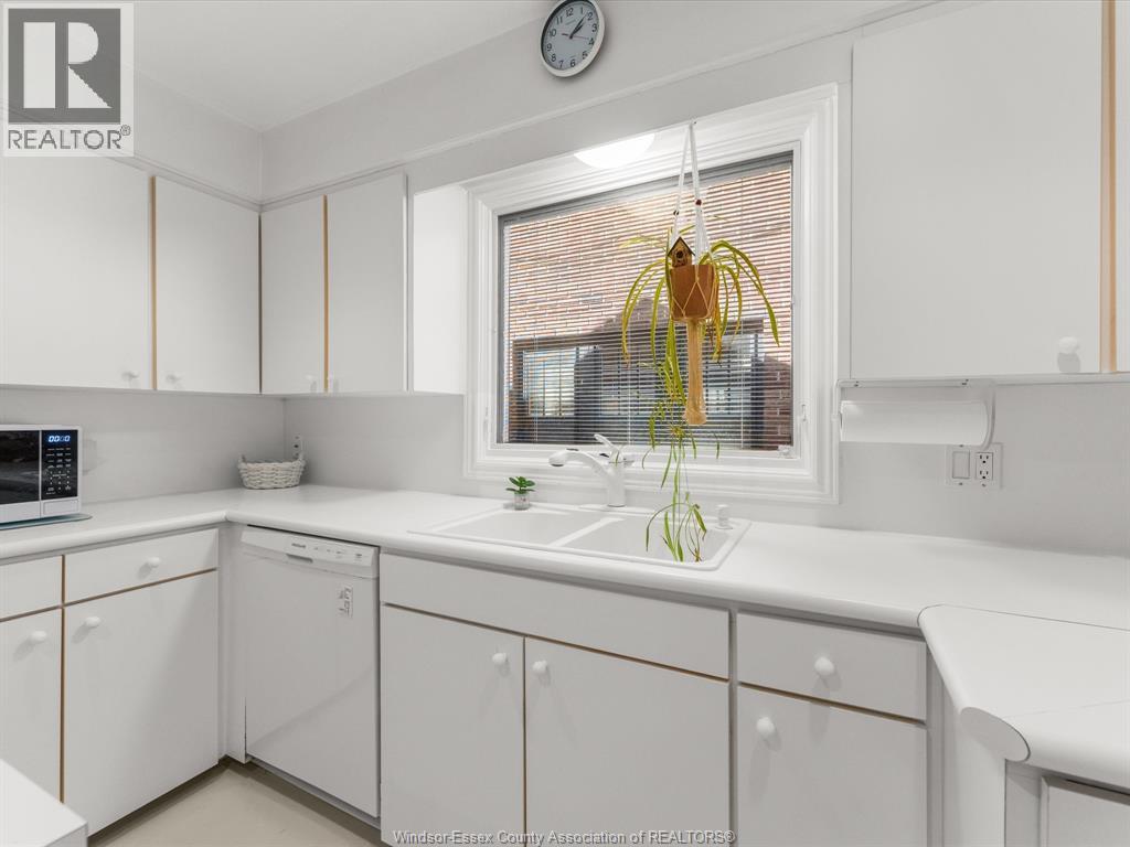 2214 VICTORIA AVENUE - 6