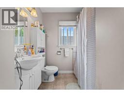 5229 50 Street, Camrose — photo 11