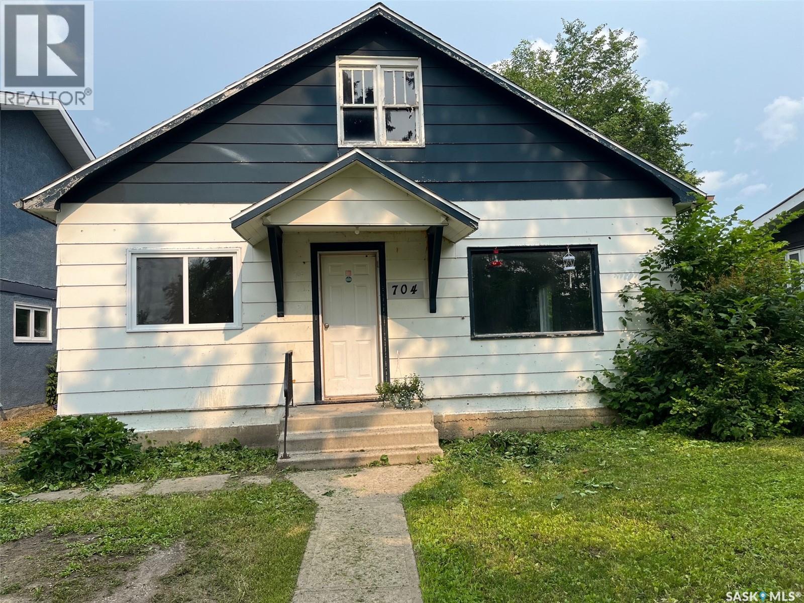 704 West AVENUE - 19