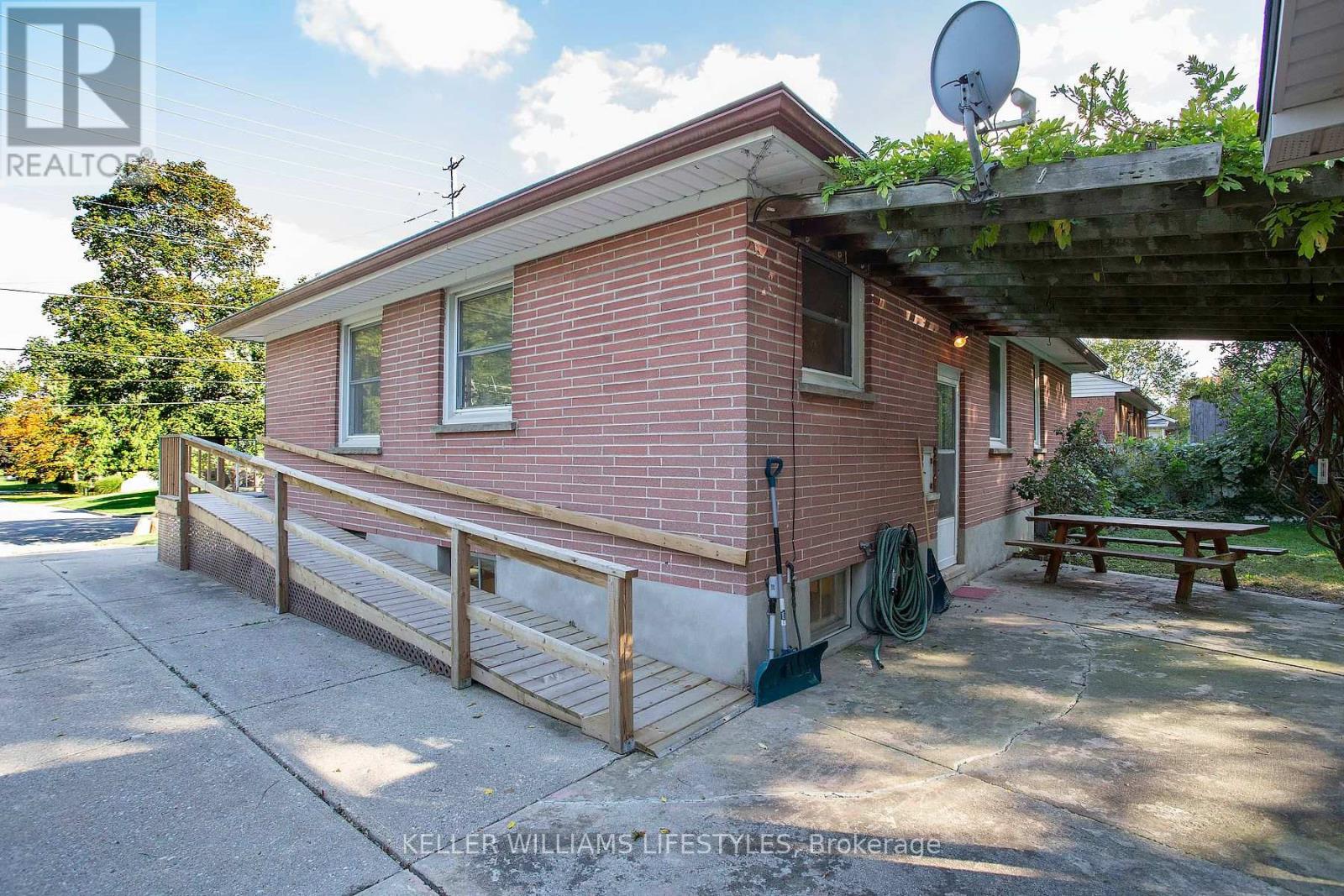 155 TROWBRIDGE AVENUE - Image 32